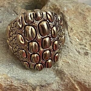 5/$10❤️❤️❤️Vintage Gold Tone Alloy Textured Statement Ring
